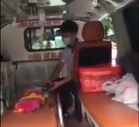 
Hình ảnh cháu bé được bóp bóng trên xe cứu thương bị bảo vệ ngăn cản không cho rời BV
