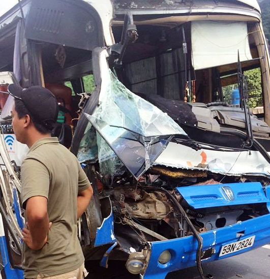 Chiếc xe khách chở hơn 30 hành khách bị mất phanh tông vào xe tải trên đèo Bảo Lộc hôm 6-9