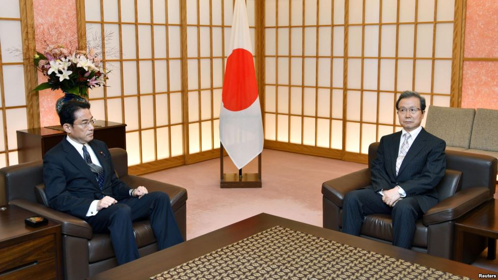 
Ngoại trưởng Nhật Bản Fumio Kishida (trái) gặp Đại sứ Trung Quốc tại Tokyo Cheng Yonghua hôm 9-8. Ảnh: Reuters
