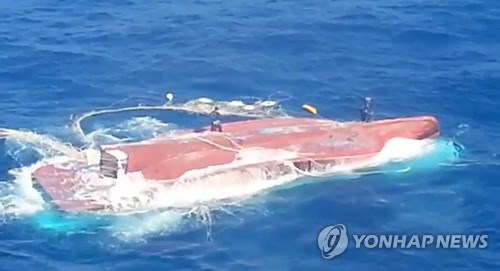 Tàu cá Hàn Quốc bị lật trên biển. (Nguồn: Yonhap)