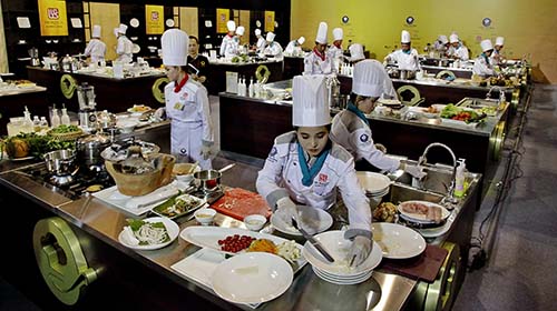 Các đầu bếp thi vòng sơ tuyển Chiếc thìa vàng 2016 tại Nhà Thi đấu Nguyễn Du (TP HCM)