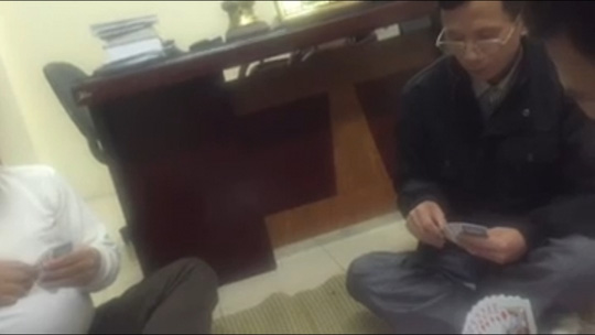 
Người đeo kính đang chơi bài được xác định là Trung tá Phạm Thanh Giang

