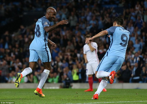 Fabian Delph và Nolito mừng chiến thắng