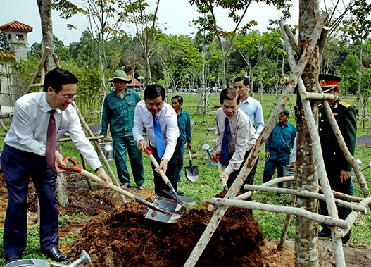 Lãnh đạo Trung ương và TPHCM trồng cây lưu niệm tại Khu Di tích lịch sử Địa đạo Củ Chi