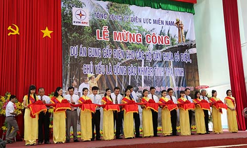 Các đại biểu thực hiện nghi thức mừng công dự án