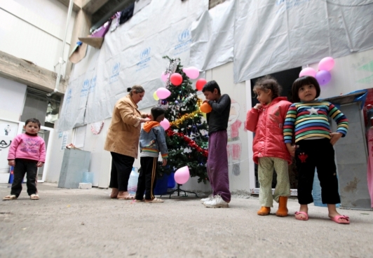 
Những trẻ em đạo Thiên Chúa đi di cư đứng bên ngoài một khu mua sắm chưa xây xong ở Erbil - Iraq. Ảnh: Reuters
