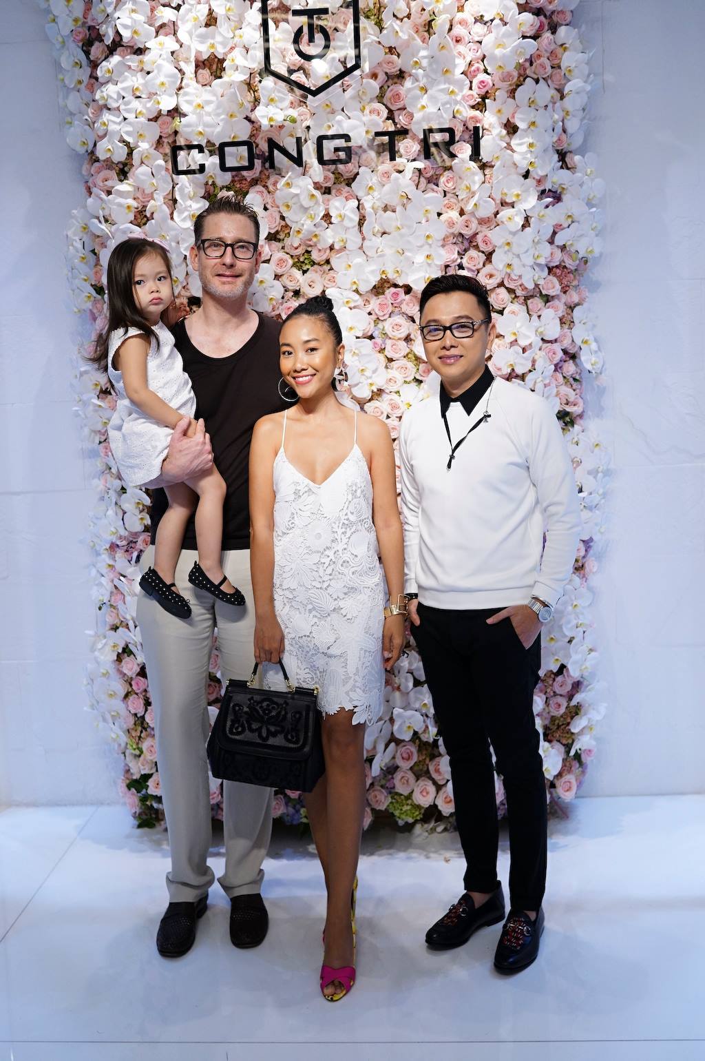 
Vợ chồng Đoan Trang, Johan, bé Sol và nhà thiết kế Công Trí
