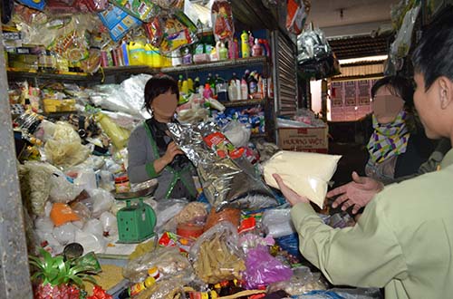 Hạt nêm và bột ngọt không rõ nguồn gốc được chia nhỏ bỏ vào bao ni-lông và bán cho người tiêu dùng