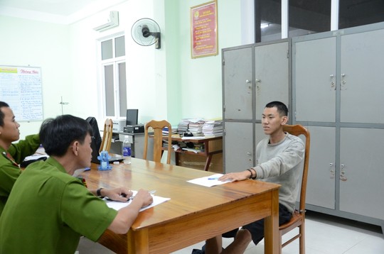 
Đối tượng Lương Tuấn Vinh trong đêm bị bắt tại công an huyện Đắk Glei, tỉnh Kon Tum. (Ảnh Hoàng Thanh)
