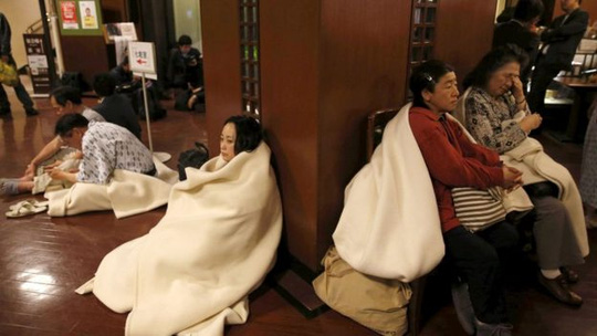 
Khách trọ tập trung tại sảnh một khách sạn ở Kumamoto sau vụ động đất - Ảnh: Reuters
