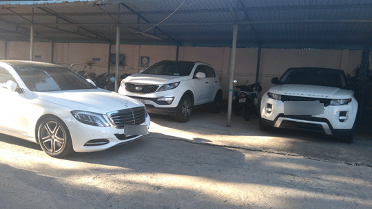 
Những chiếc xe ô tô màu trắng của các đối tượng bị tạm giữ để phục vụ điều tra
