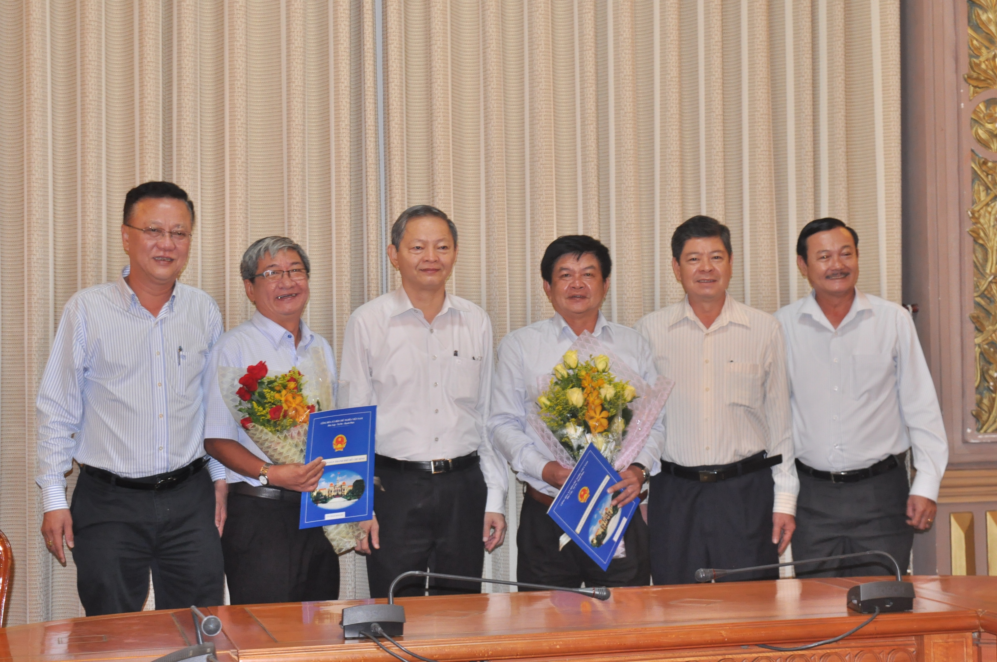 
Phó Chủ tịch UBND TP Lê Văn Khoa (thứ ba từ trái sang) trao quyết định nghỉ hưu cho ông Nguyễn Hoài Nam và ông Phạm Minh Trí.
