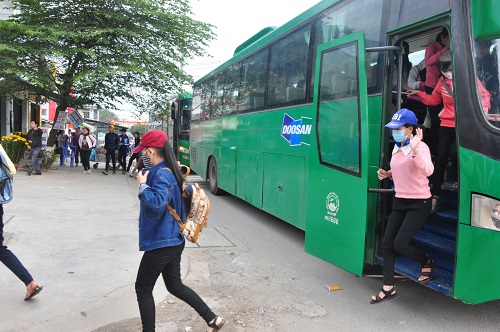 
Học sinh đi xe buýt đến tham dự chương trình

