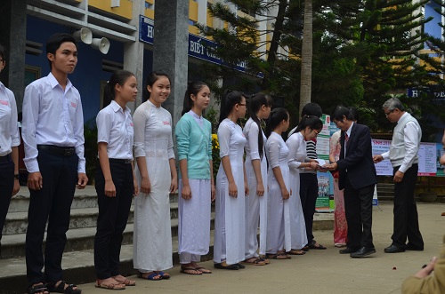 
Nhà tài trợ trao quà cho học sinh vượt khó học giỏi
