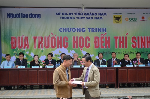 
Ông Trần Đức Dũng - Phó Chủ tịch Tập đoàn Hùng Hậu tặng số tiền 20 triệu cho cô giáo bị ung thư. Trong hình là chồng cô giáo đại diện nhận tiền
