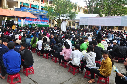 
Khoảng 1.500 học sinh các trường THPT địa bàn Quảng Ngãi ngồi dày đặc trên sân trường
