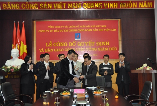 Ông Vũ Quang Hải (bên trái) tại lễ công bố quyết định bổ nhiệm giữ chức vụ tổng giám đốc PVFI ngày 27-1-2011. Ảnh: PVFI