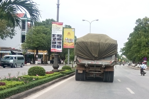 
Chở quá tải mà vẫn ung dung chạy trên phố
