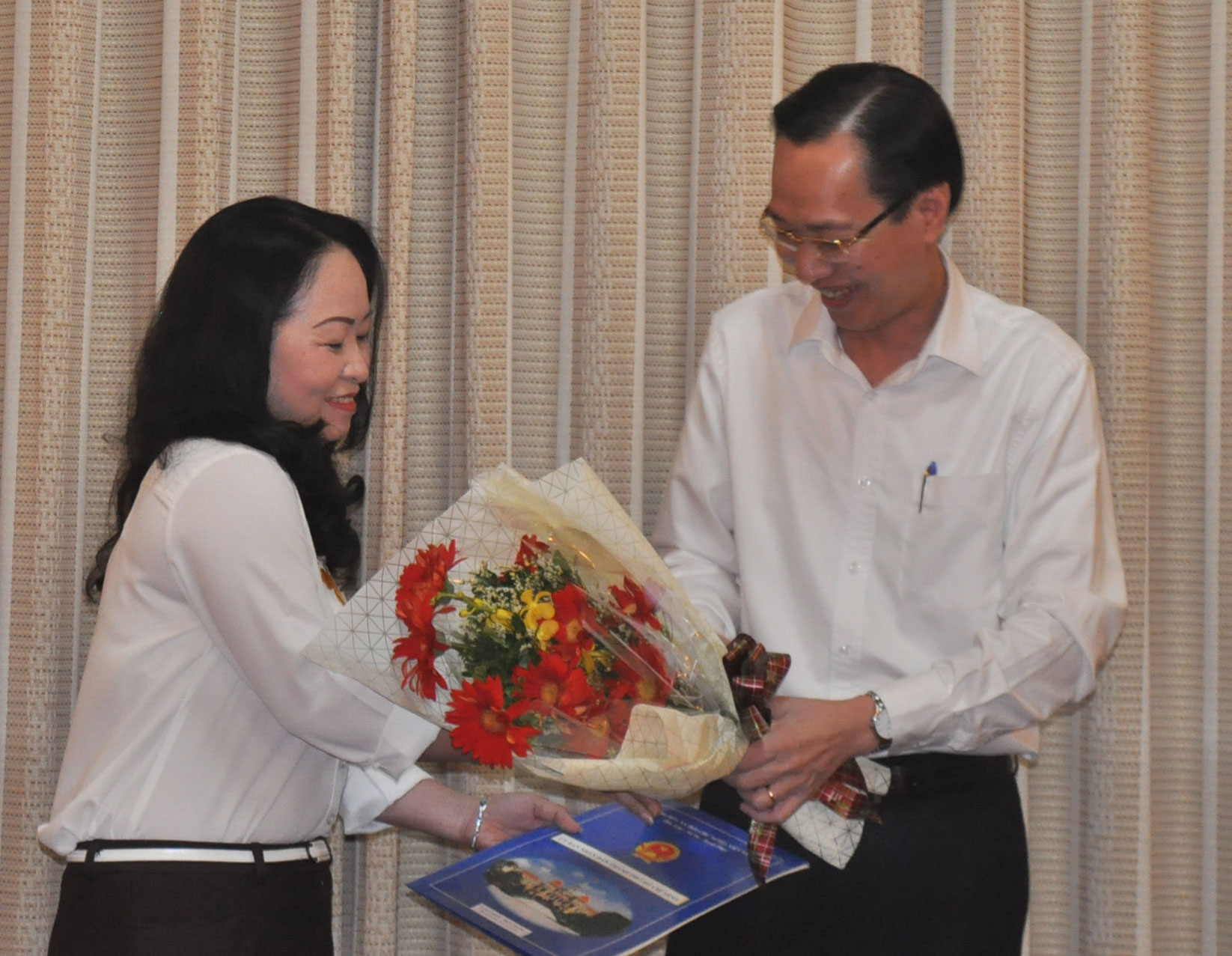 
Phó Chủ tịch UBND TPLê Thanh Liêm (bìa phải) trao quyết định bổ nhiệm của UBND TP cho bà Lê Ngọc Thùy Trang
