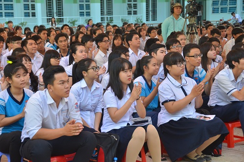 
Thí sinh tại Trường THPT Tân Bình chăm chú lắng nghe các thầy, cô tư vấn
