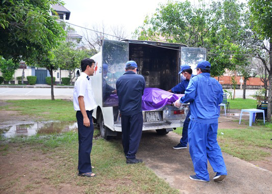 
Thi thể nạn nhân được di chuyển về nhà xác để phục vụ công tác điều tra.
