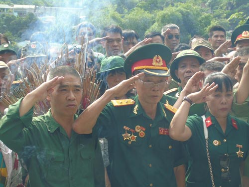 Các cựu binh Sư đoàn 356 làm lễ tưởng niệm tại nhà tưởng niệm liệt sĩ Vị Xuyên ở cao điểm 468 ngày 11-7
