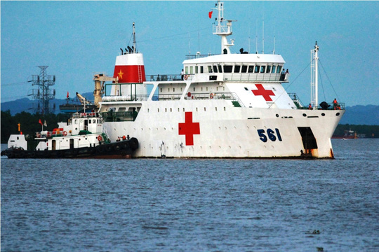 
Tàu Bệnh viện HQ-561 và các tàu chuyên dùng của hải quân đã đưa thi thể các quân nhân về đất liền để chuẩn bị làm lễ truy điệu vào sáng mai 30-6
