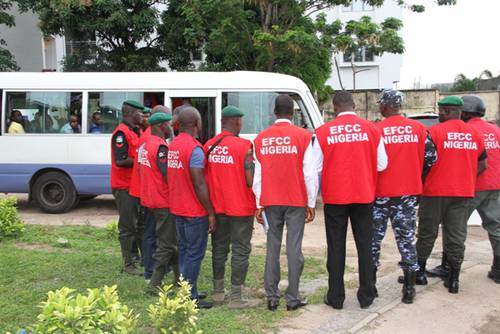 
Ủy ban Tội phạm Kinh tế và Tài chính (EFCC) cho biết nghi phạm sẽ sớm ra tòa. Ảnh: dailypost
