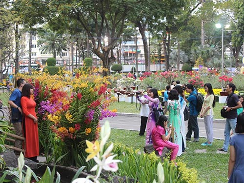 Ngày khai mạc đã có đông đảo người dân đến tham quan Hội Hoa Xuân