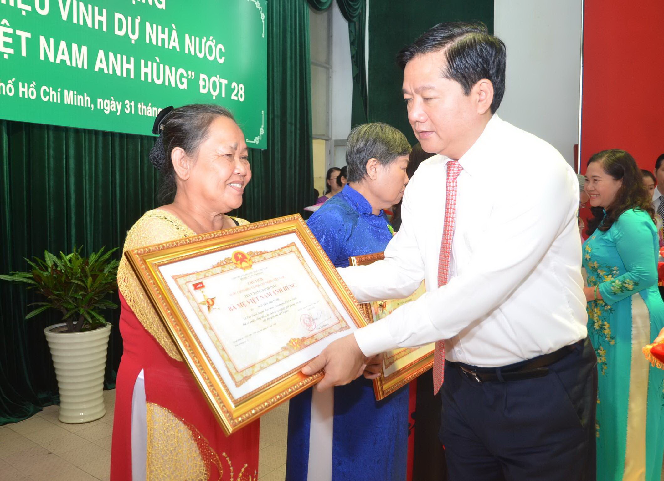
Bí thư Thành ủy TP HCM Đinh La Thăng trao danh hiệu Bà mẹ Việt Nam anh hùng cho đại diện gia đình các Mẹ được truy tặng đợt 28.
