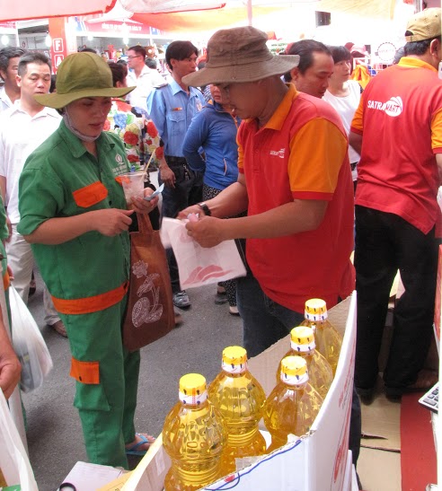 Công nhân mua hàng giảm giá tại ngày khai mạc Tháng Công nhân Ảnh: TƯỜNG PHƯỚC