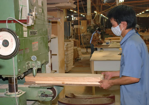 Công nghệ chế biến gỗ xuất khẩu của Việt Nam chỉ ở mức trung bình Ảnh: Tấn Thạnh