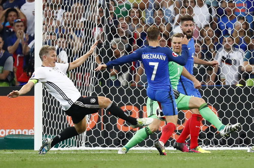Griezmann trừng phạt sai lầm của hàng thủ Đức bằng bàn thứ hai