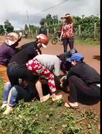 
Năm người phụ nữ xông vào đánh, đấm tàn nhẫn một phụ nữ (Ảnh cắt từ clip)
