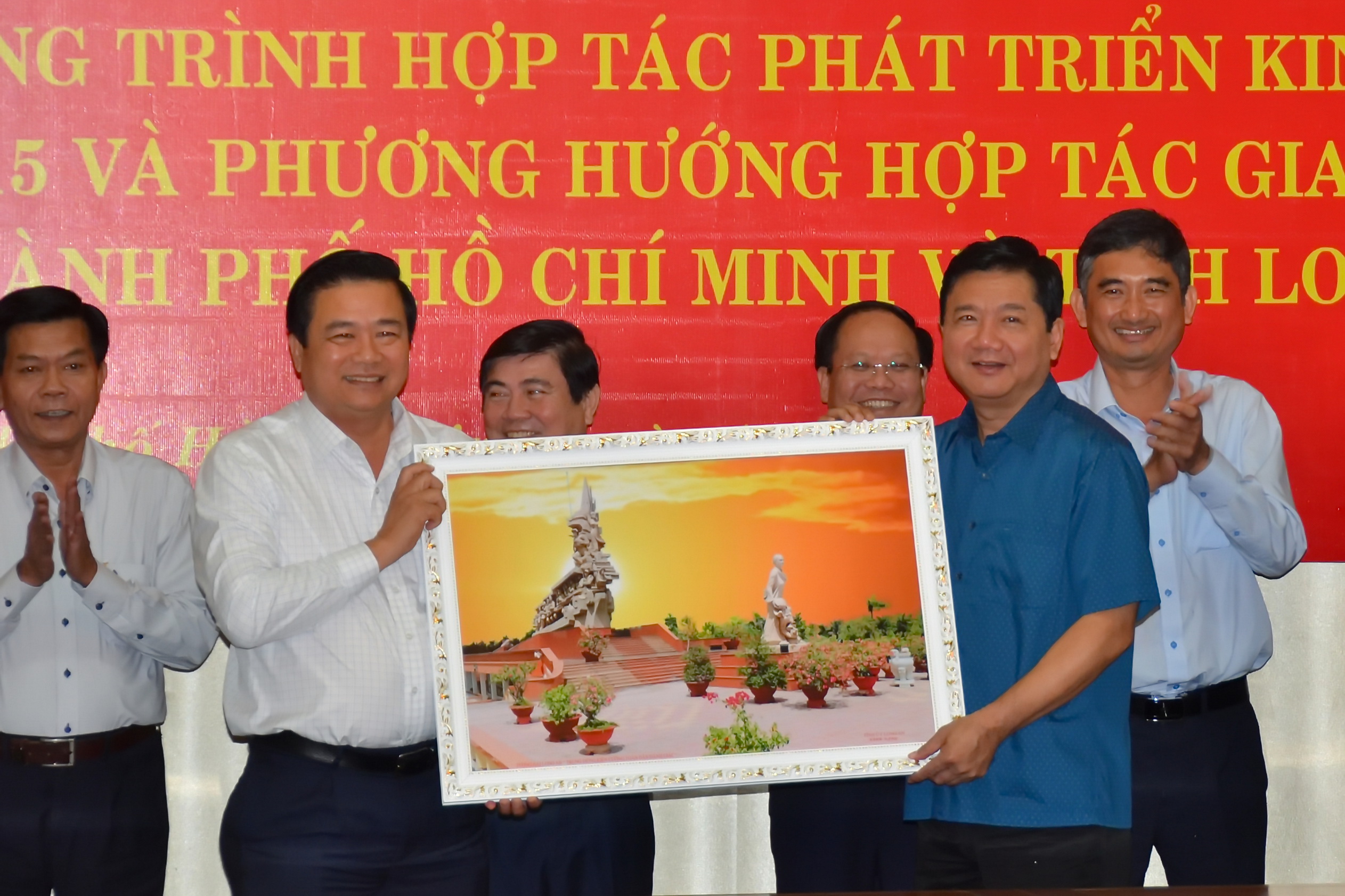 Bí thư hai địa phương tặng quà lưu niệm