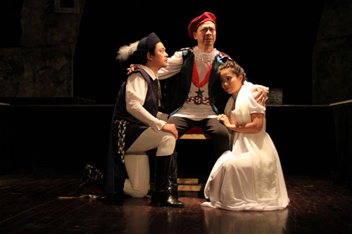 Cảnh trong vở “Hamlet” của Nhà hát Kịch Việt Nam (ảnh: Anh Tú)