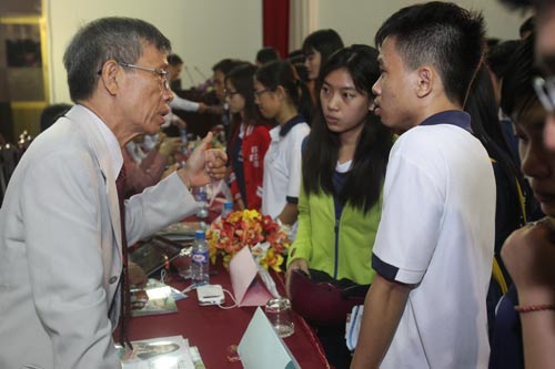 Ban tư vấn nhiệt tình trả lời những thí sinh cuối cùng trong chương trình tại Bạc Liêu