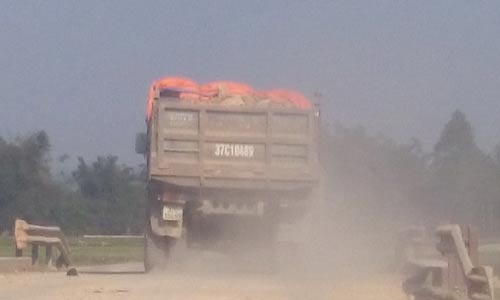 Đường có trọng tải 10 tấn nhưng mỗi ngày phải gồng mình cõng hàng trăm xe chở hàng chục tấn. Đáng nói, xe chạy tới đâu, dân sợ tới đó vì quá quy hiểm