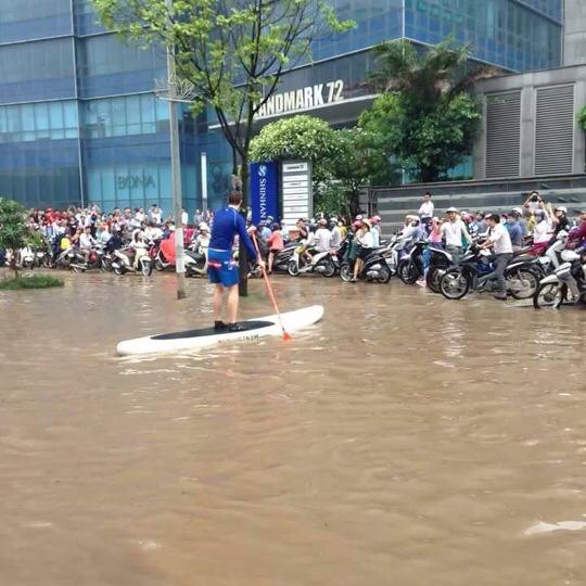 
Phố biến thành sông nên người dân phải chèo thuyền...
