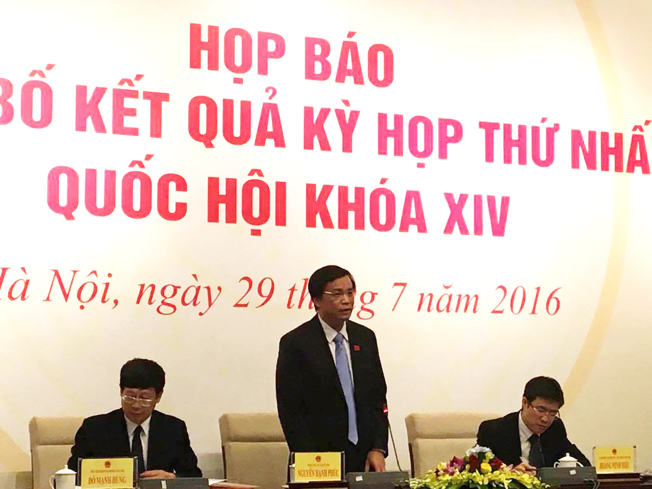 
Tổng Thư ký Quốc hội Nguyễn Hạnh Phúc trả lời báo chí tại buổi họp báo - Ảnh: Văn Duẩn
