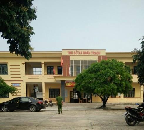 Cơ quan CSĐT Công an huyện Bố Trạch đã tới trụ sở UBND xã Hoàn Trạch tổ chức khám xét phòng làm việc và ra lệnh bắt khẩn cấp đối với ông Nguyễn Ngọc Sơn