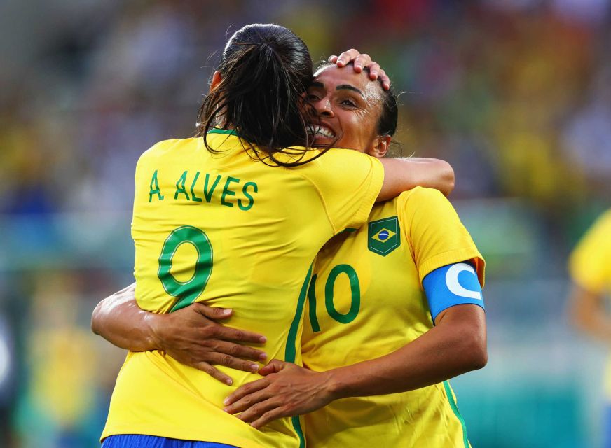 Marta của Brazil (10) ăn mừng bàn thắng với Andressa Alves