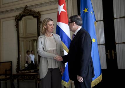 Đại diện Eu, bà Federica Mogherini bắt tay Bộ trưởng Ngoại giao Cuba Bruno Rodriguez trong buổi ký kết thỏa thuận bình thường hóa quan hệ hôm 11-3. Ảnh: AP