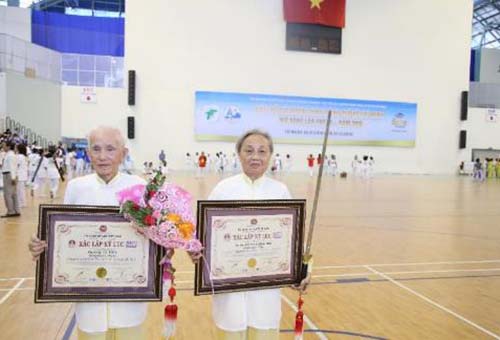 Tổ chức kỷ lục Việt Nam trao bằng xác lập kỷ lục cho 2 cụ ông, cụ bà lớn tuổi nhất biểu diễn bài thái cực kiếm 32 thức