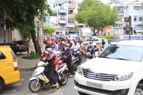 
Các phương tiện phải đi vào trong hẻm rồi mới đi ngược trở ra đường Trường Sa để tiếp tục lưu thông
