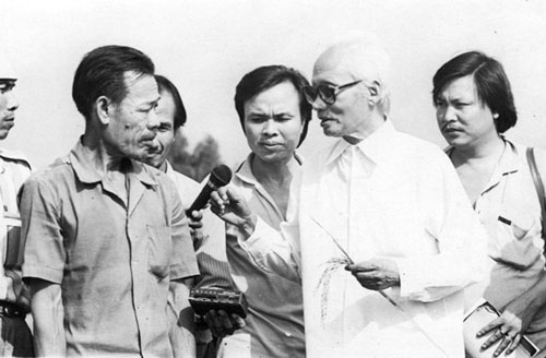 Thủ tướng Phạm Văn Đồng trong một lần đến thăm nông dân tỉnh Tiền Giang Ảnh: DUY ANH