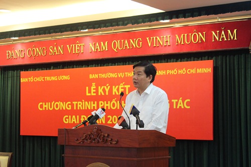 
Ông Đinh La Thăng, Ủy viên Bộ Chính trị, Bí thư Thành ủy TP HCM phát biểu tại buổi làm việc
