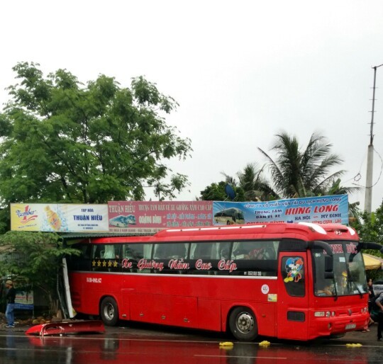 Xe khách xoay tròn một vòng rồi mới lao vào nhà dân