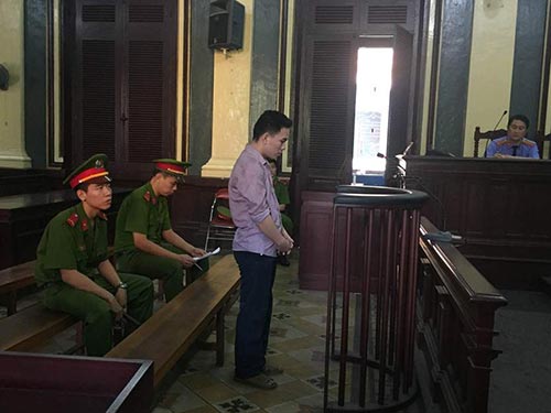 Bị cáo Hồ Văn Nguyên nhận tội trước vành móng ngựa