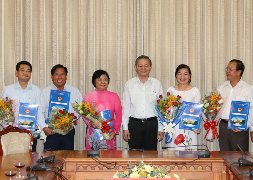 
Phó Chủ tịch UBND TP Lê Văn Khoa (thứ ba từ phải qua) chúc mừng lãnh đạo quận Thủ Đức vừa được UBND TP phê chuẩn.
